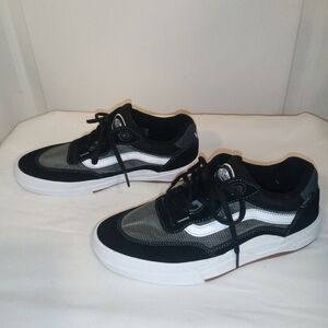 VANS Black and White Wayvee Suede  Size 8.5 Mens/ 9.5 Ladies Sneakers